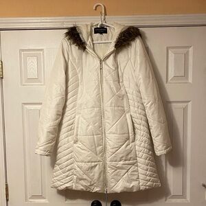 Stylish Women's White Puffer Coat with Faux Fur Trim